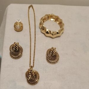 Elegant Gold Jewelry Set